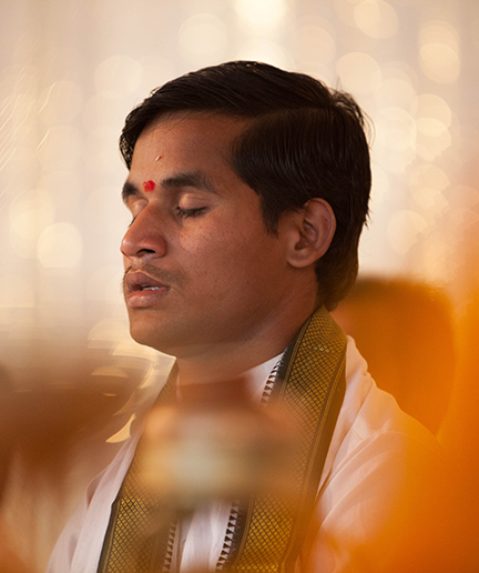 CHANTING PANDIT EYES CLOSED432